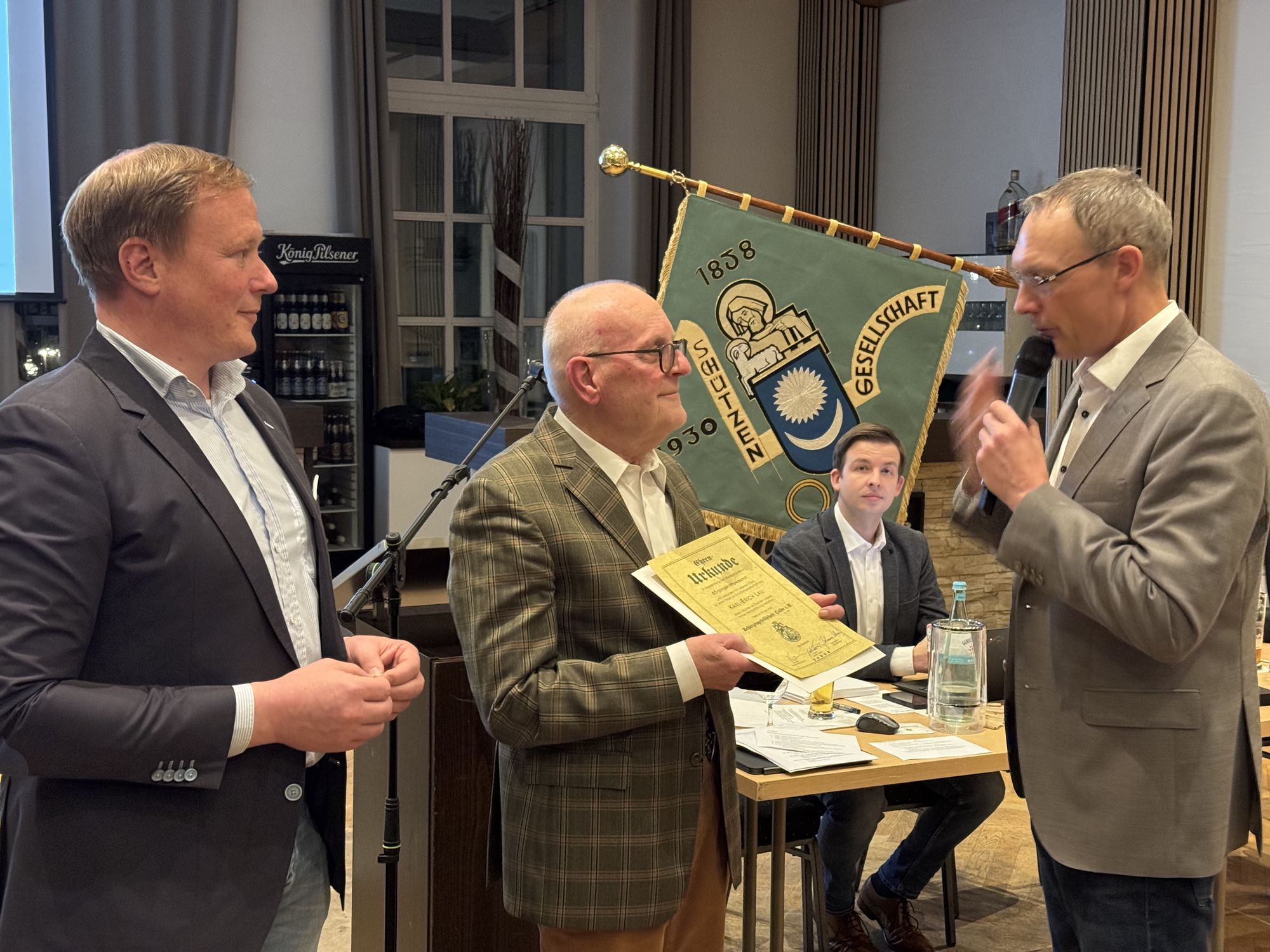 Unser wandelndes Gesellschafts-Archiv: Karl Erich Lau (Mitte)! In diesem Jahr bekam er die Ehrennadel und Urkunde für 65 Jahre Mitgliedschaft bei der Schützengesellschaft. Wir dürfen schon verraten: Die Urkunde für 50 Jahre Vorstandsarbeit ist nicht mehr lang entfernt...